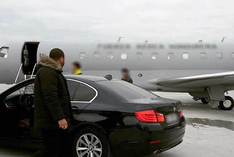 Accueil d'un passager au pied d'un avion d'affaires par un agent de S.F.P.R