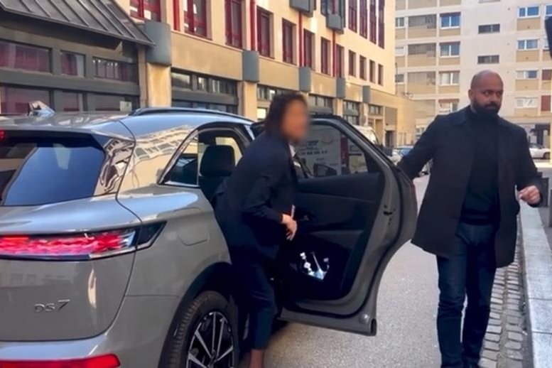 Agent de S.F.P.R ouvrant la portière d'un véhicule à la personne protégée
