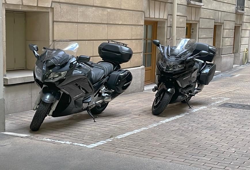 Motos d'escorte pour convoi motorisé