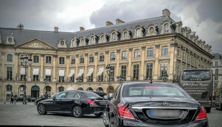 Véhicules de direction place Vendôme, à Paris